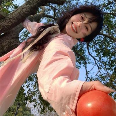 戴流苏耳环的少女